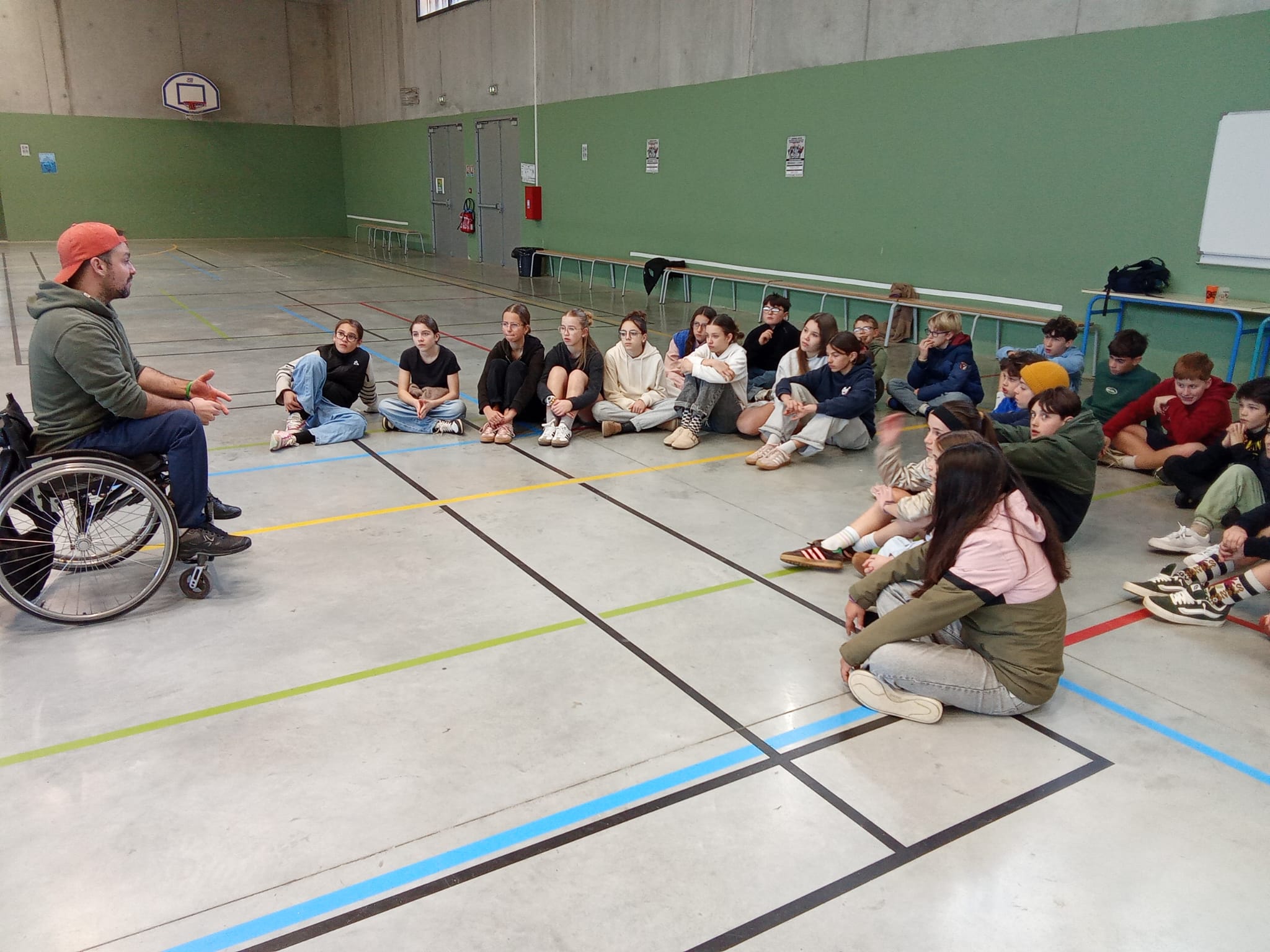 Maxime Cabane bosgarreneko ikasleekin elkarrizketan.